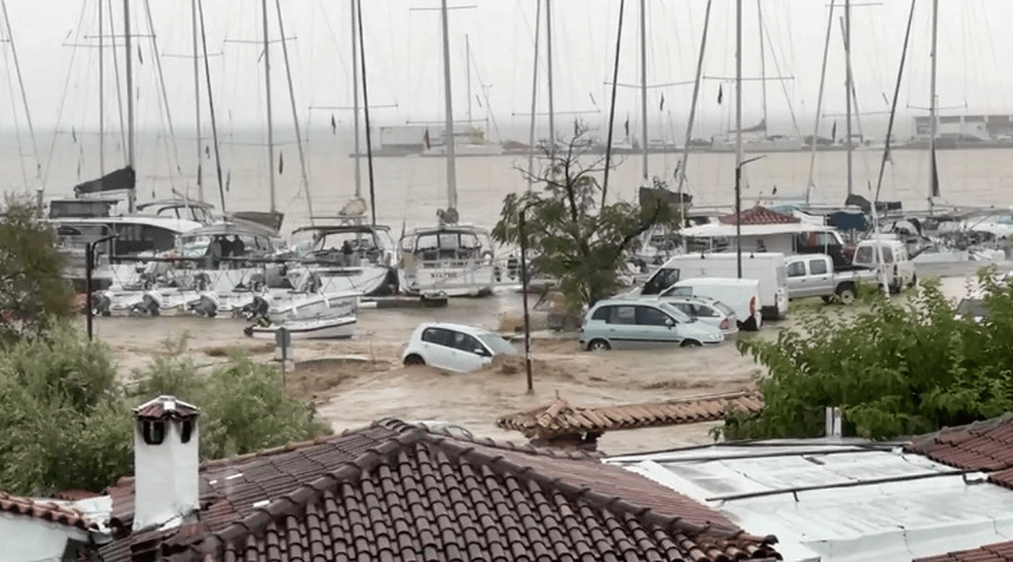 Συγκλονιστικό βίντεο: Ο δήμαρχος Σκιάθου βουτά στον χείμαρρο για να σώσει την αδελφή του (βίντεο)