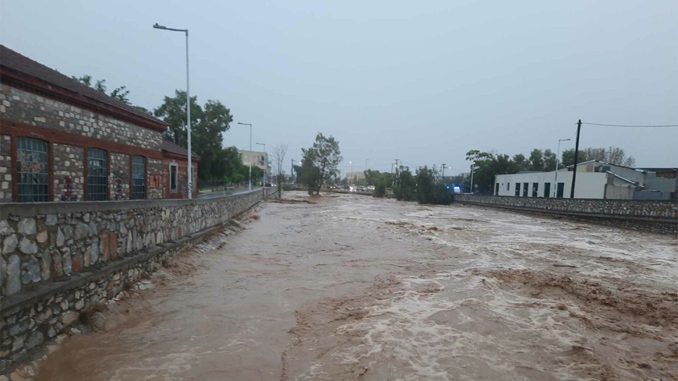 Τρίκαλα: Μήνυμα του «112» για εκκένωση δύο περιοχών