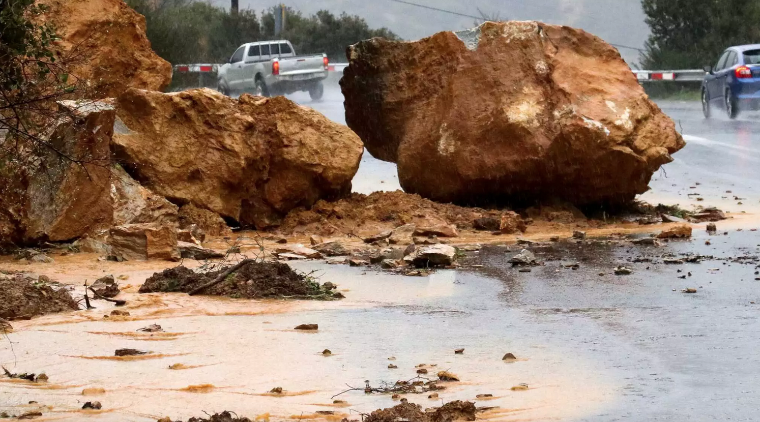 Διακοπή της κυκλοφορίας στην λεωφόρο Σχιστού λόγω κατολίσθησης!