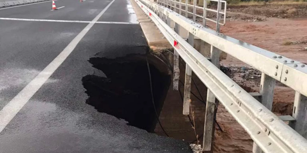 Έκλεισε και πάλι η ΠΑΘΕ στο ρεύμα προς Αθήνα: Άνοιξε τρύπα στο οδόστρωμα (φώτο)