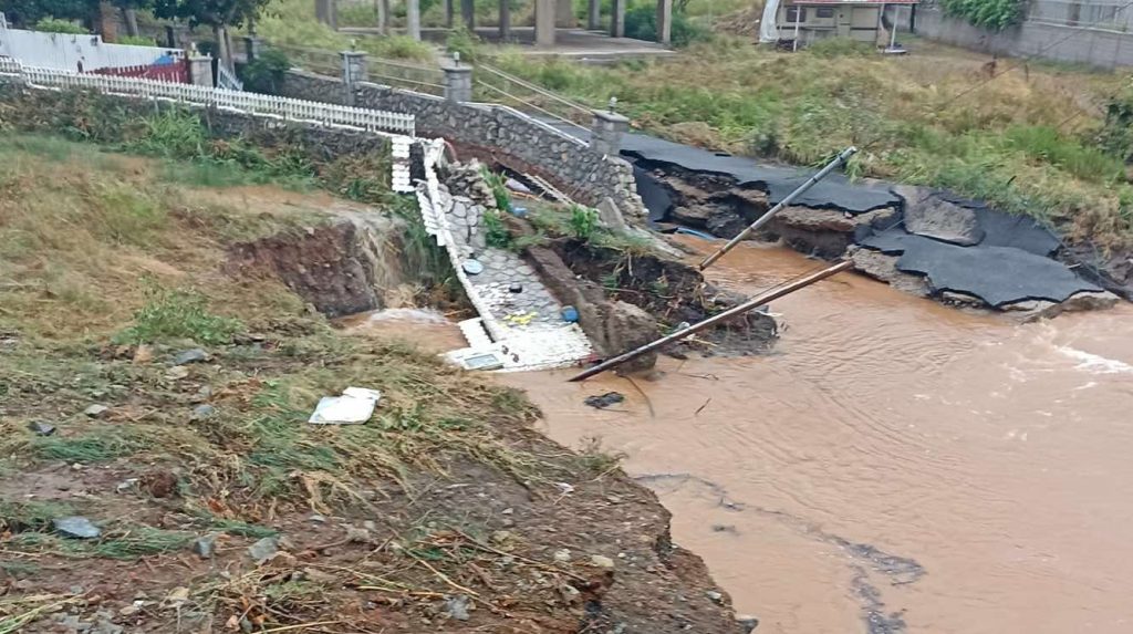Η κακοκαιρία χτυπάει την Εύβοια – Ποτάμια οι δρόμοι