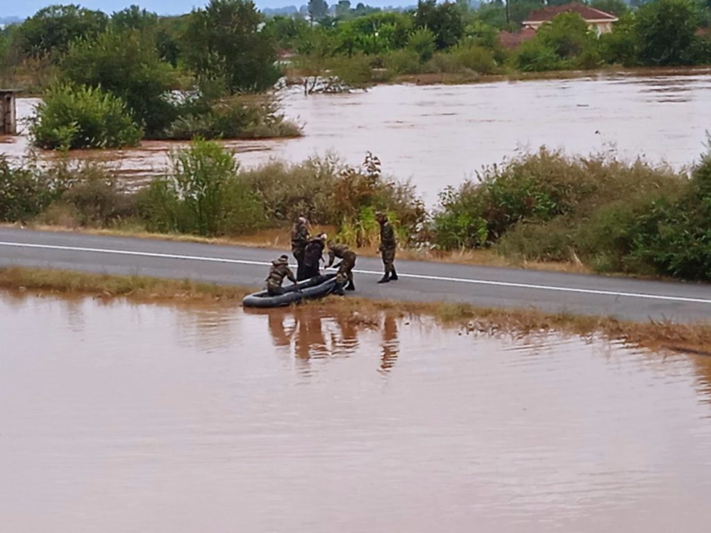 Θεσσαλία: Ανακοινώνουν… δύο επιπλέον νεκρούς ενώ η Ζ’ ΜΑΚ ανασύρει δεκάδες σορούς από τα πλημμυρισμένα χωριά