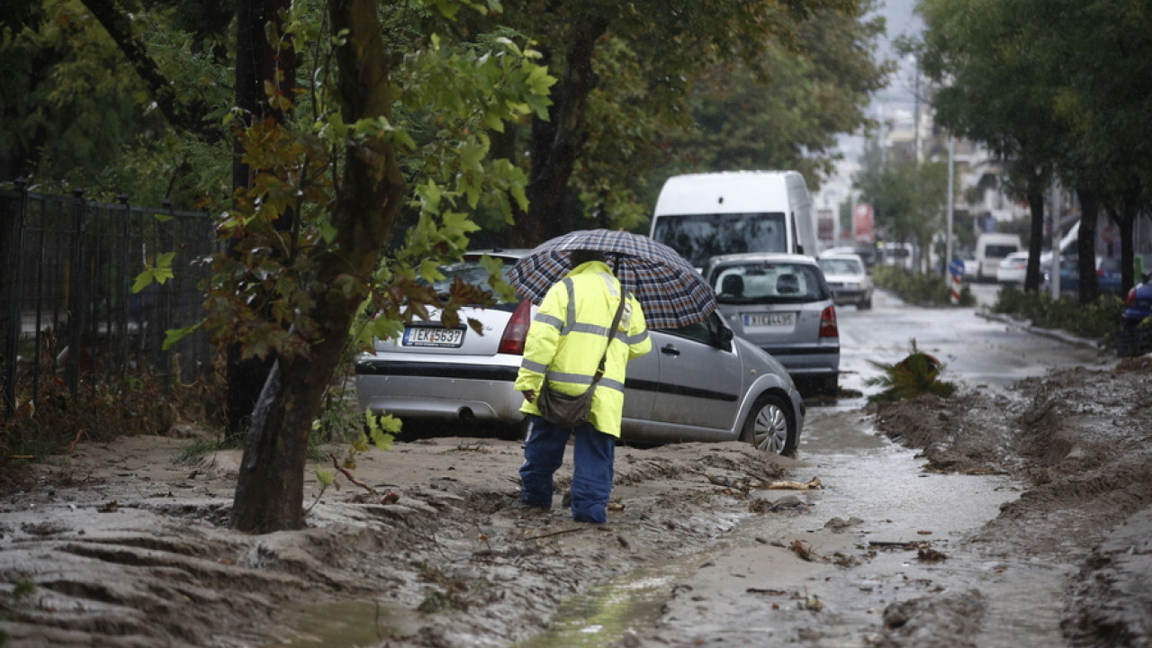Κακοκαιρία: Συγκλονίζει ο γιος αγνοούμενου στον Βόλο – «Μου είπε δεν μπορώ να κρατηθώ άλλο – Έχω βρει το παντελόνι του»