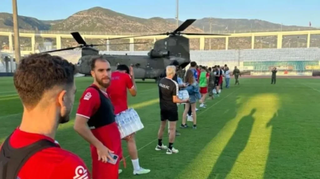 Κακοκαιρία: Οι ποδοσφαιριστές του Βόλου φορτώνουν Σινούκ (βίντεο)