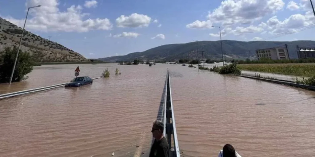 Απίστευτες εικόνες: «Εξαφανίστηκε» η Εθνική Οδός Τρικάλων – Λάρισας λόγω της αύξησης της στάθμης του νερού!