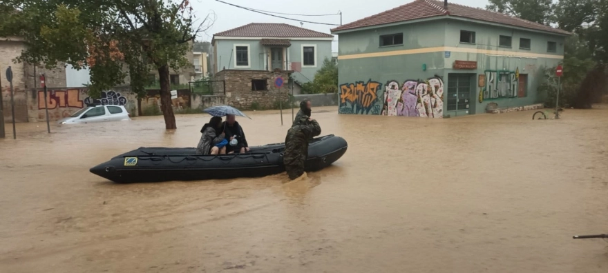 Θεσσαλία: Οι διασώστες έβγαζαν εγκλωβισμένους όλη τη νύχτα – Αγωνία & φόβος για το τι θα βρουν κάτω από τόνους λάσπης & νερού