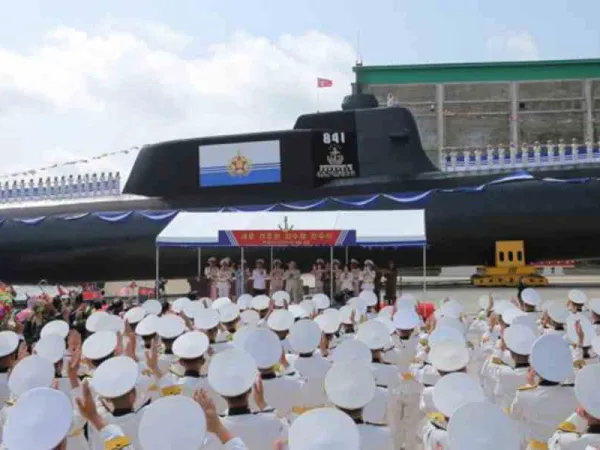 Η Βόρεια Κορέα καθελκύει το πρώτο της «υποβρύχιο επίθεσης με τακτικά πυρηνικά όπλα»