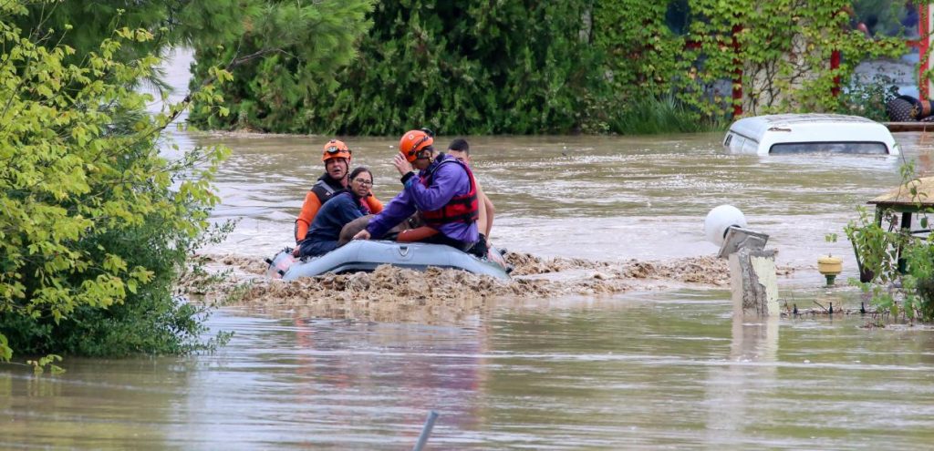 Κακοκαιρία: «Ήχησε» το «112» στον Ιπποκράτη Λάρισας – «Απομακρυνθείτε προς το κέντρο της πόλης»