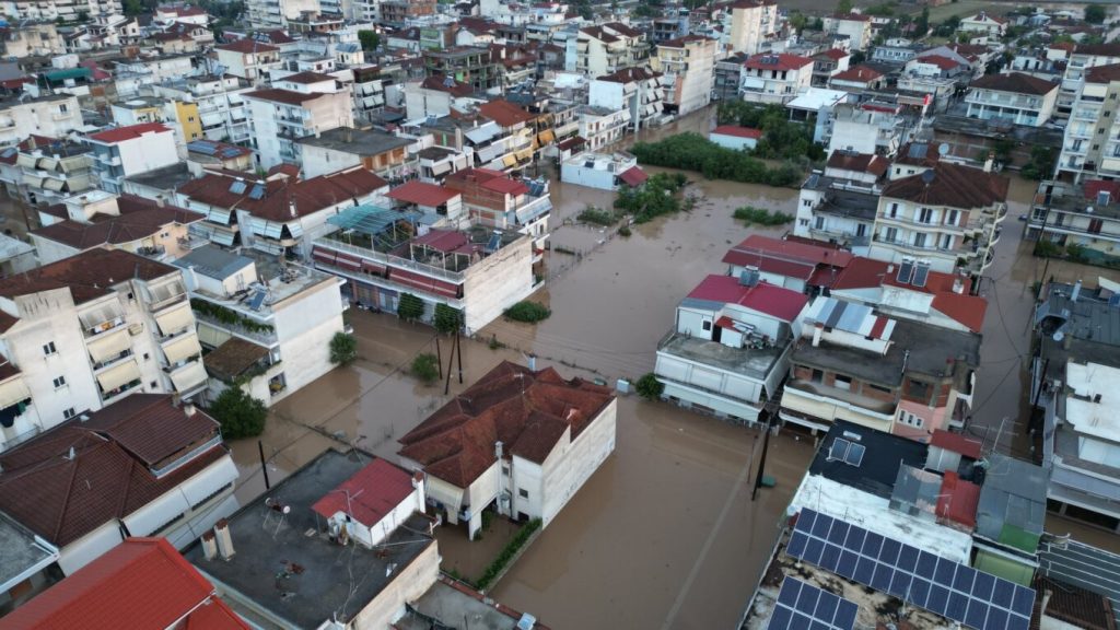 Πλημμύρισε συνοικία της Λάρισας – Αγωνία για την κοίτη του ποταμού Πηνειού στο κέντρο της πόλης που συνεχίζει να «φουσκώνει»