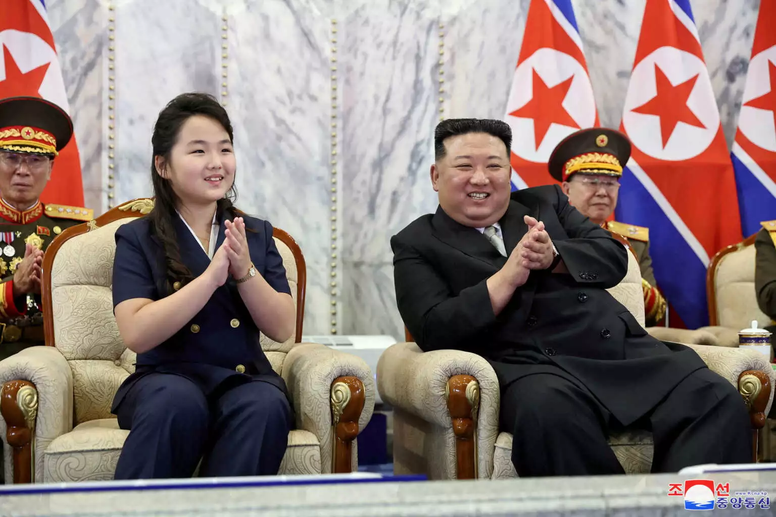 Β.Κορέα: Ο Κιμ Γιονγκ Ουν παρακολούθησε τη στρατιωτική παρέλαση για την εθνική επέτειο μαζί με την κόρη του (φώτο)