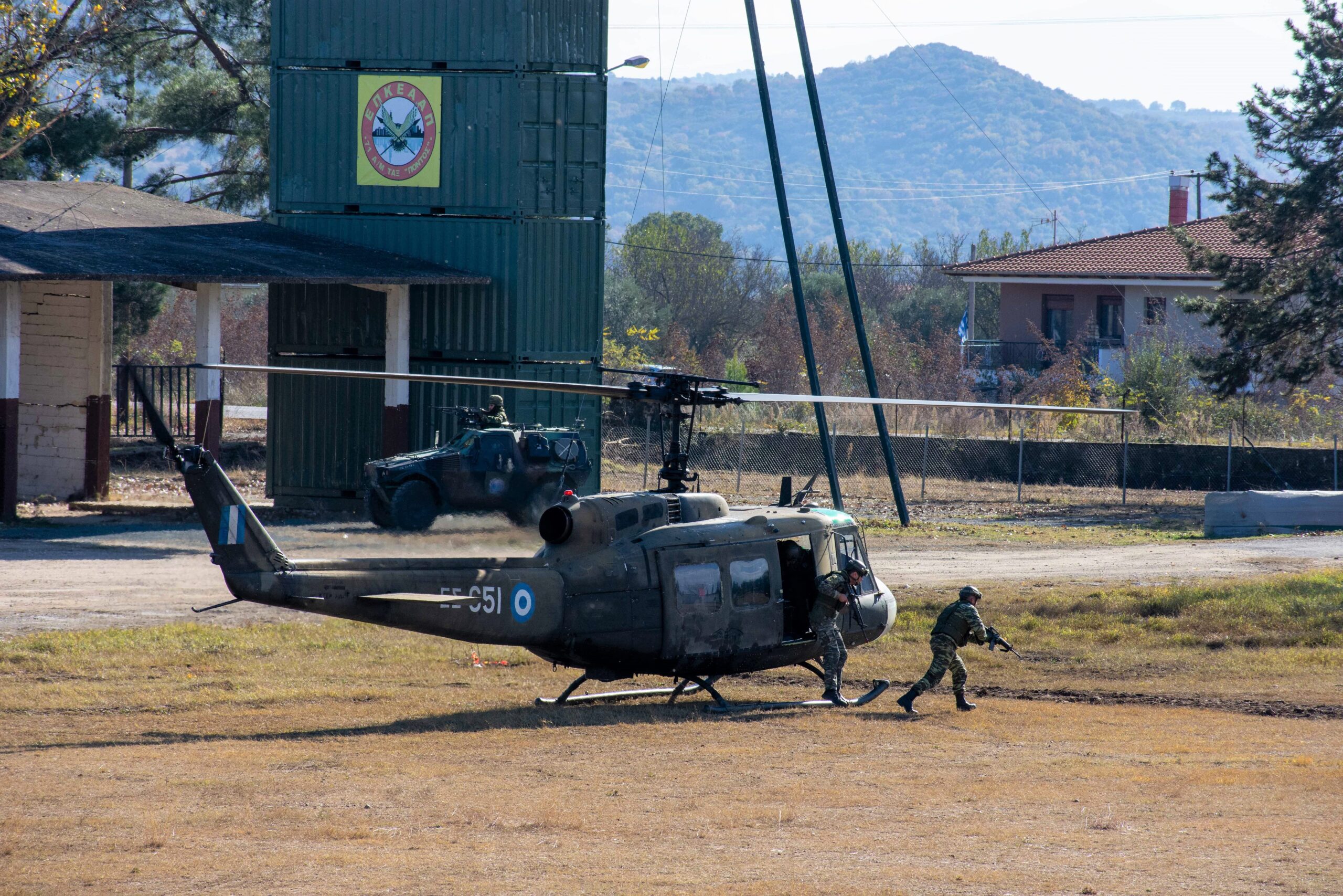 Tα «άχρηστα» κατά την κυβέρνηση μεταφορικά ελικόπτερα UH-1 πέρσι συμμετείχαν σε διακρατική άσκηση! – Τώρα «φυτεύτηκαν» στον κάμπο