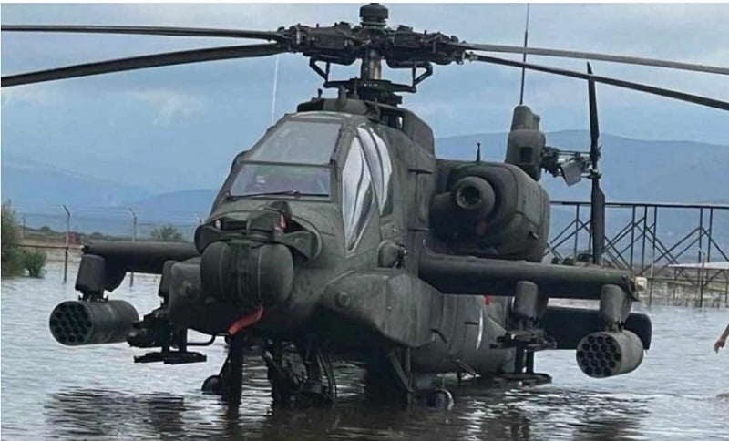 Δεν ντρέπονται: Και ανίκανοι και ψεύτες – Επιθετικά ελικόπτερα ΑΗ-64 Apache «πνιγμένα» στον θεσσαλικό κάμπο