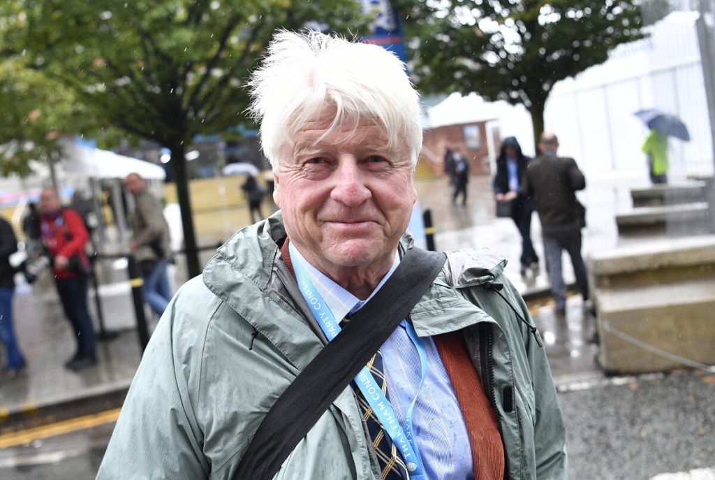 Μαγνησία: Ο πατέρας του Μπόρις Τζόνσον δείχνει τις ανυπολόγιστες ζημιές στη Μήλινα (βίντεο)