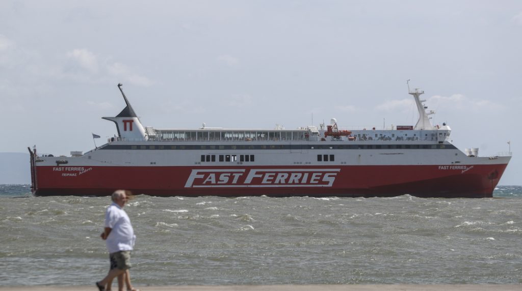 Ραφήνα: Έξω από το λιμάνι γεμάτο με επιβάτες παραμένει το «Fast Ferries Andros» μετά τη σύγκρουση με το «Αικατερίνη Π»