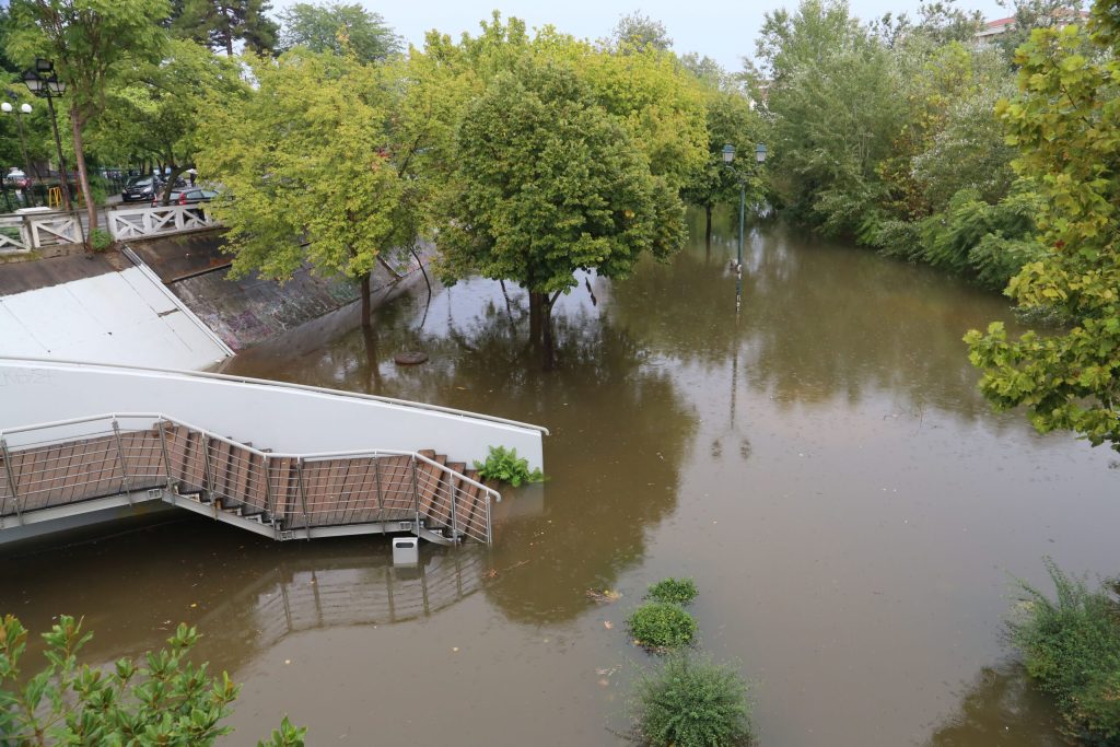 Πώς λειτουργούν τα νοσοκομεία στις πληγείσες περιοχές – Στήθηκε υπαίθριο κέντρο υποδοχής