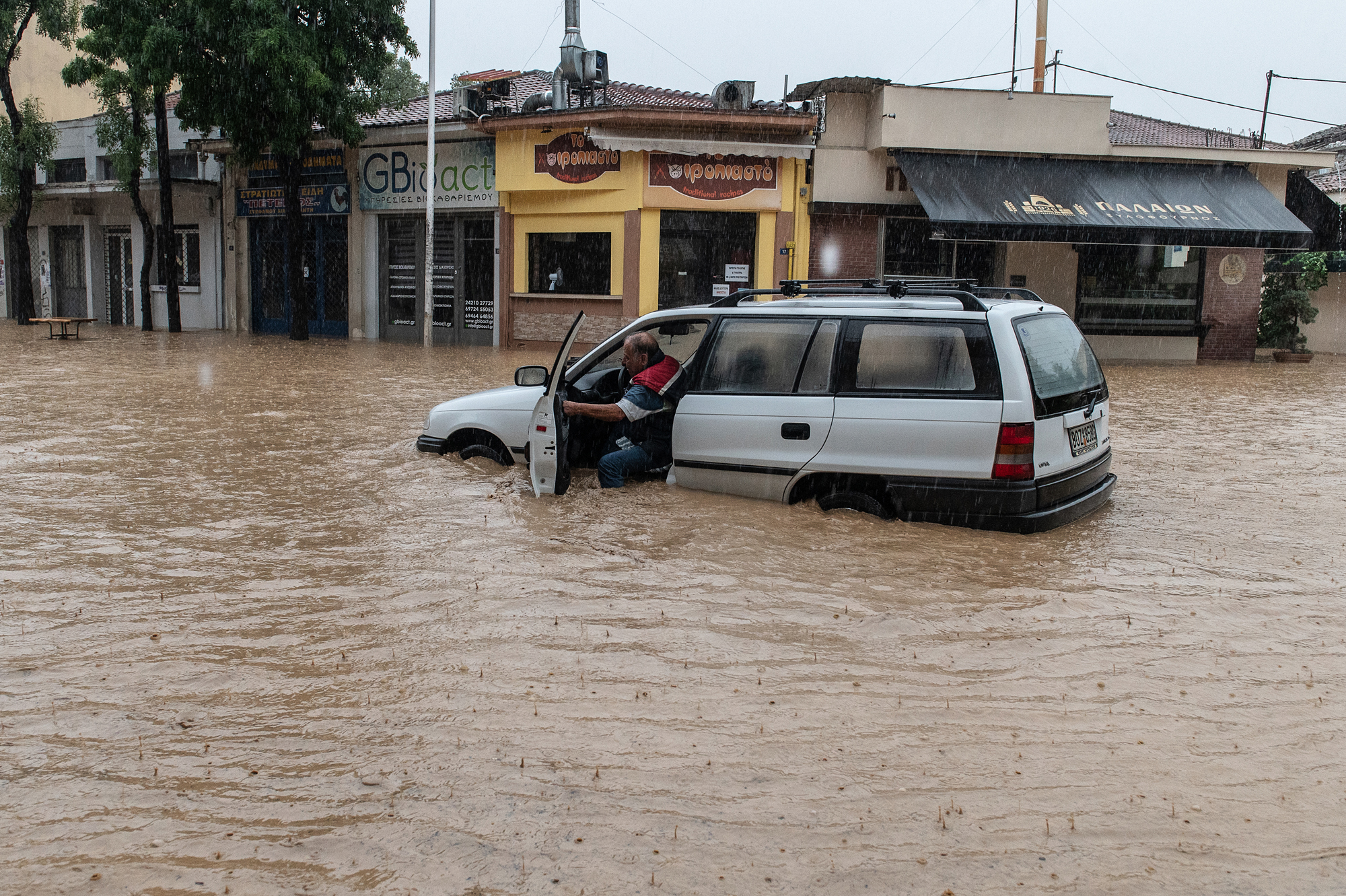 Συνεχίζει να «απειλεί» η κακοκαιρία: Πάνω από 10.653 επεμβάσεις της πυροσβεστικής και πάνω από 4.500 διασώσεις