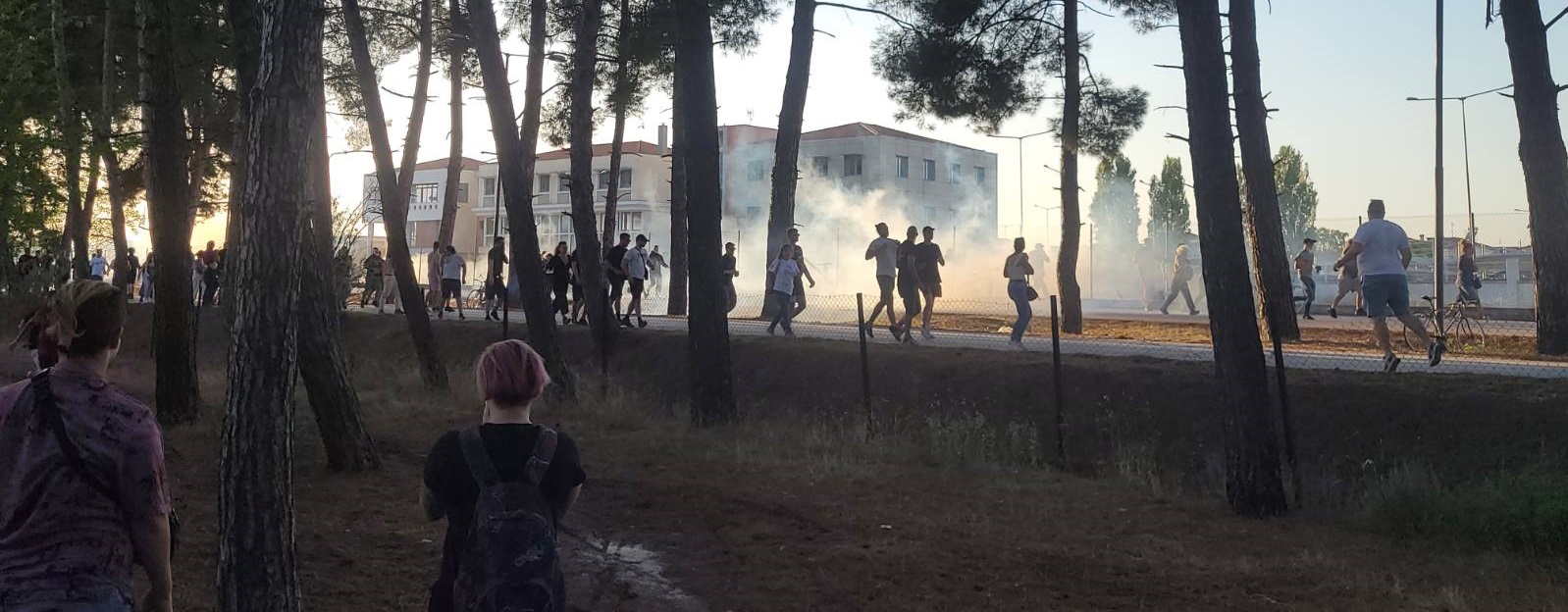 Επεισόδια έξω από την Περιφέρεια Θεσσαλίας κατά την άφιξη Κ.Μητσοτάκη – Χημικά και βομβίδες κρότου-λάμψης από την Αστυνομία