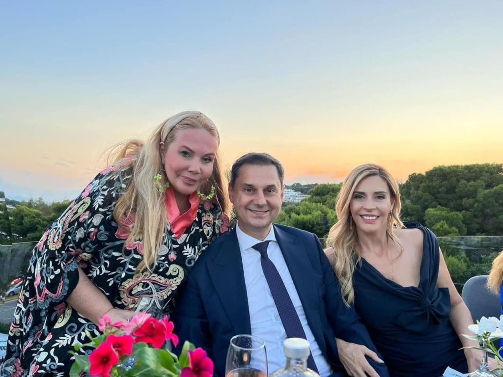 Το δείπνο της Σ.Παπαγεωργίου για τα γενέθλιά της στο Swell της Βουλιαγμένης