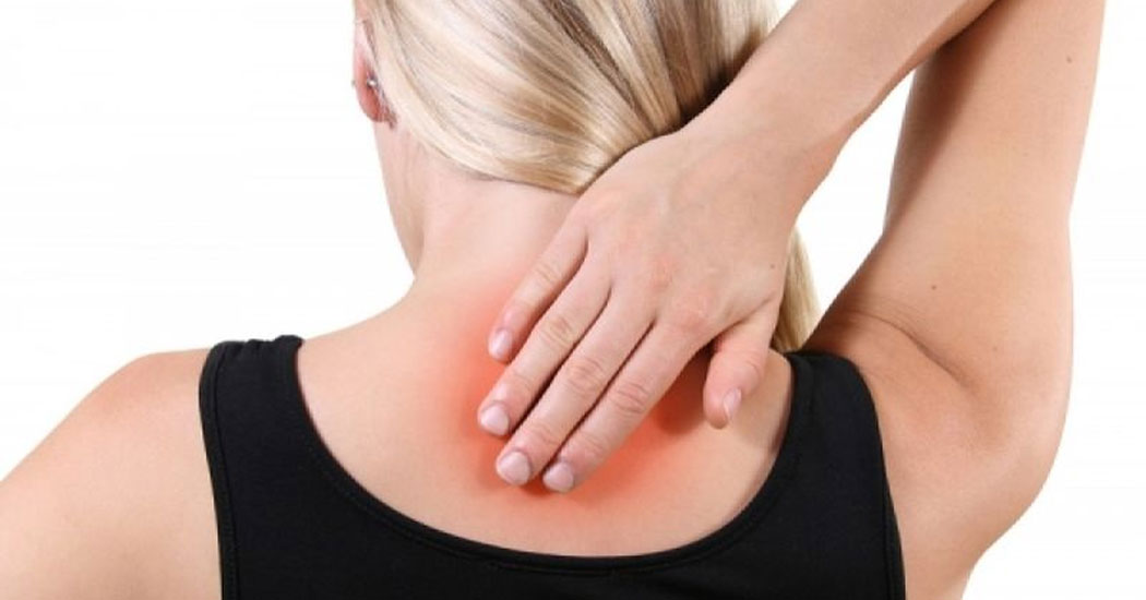 Αυχενικό και πόνος στη μέση: 5+1 κόλπα που θα περιορίσουν τις ενοχλήσεις
