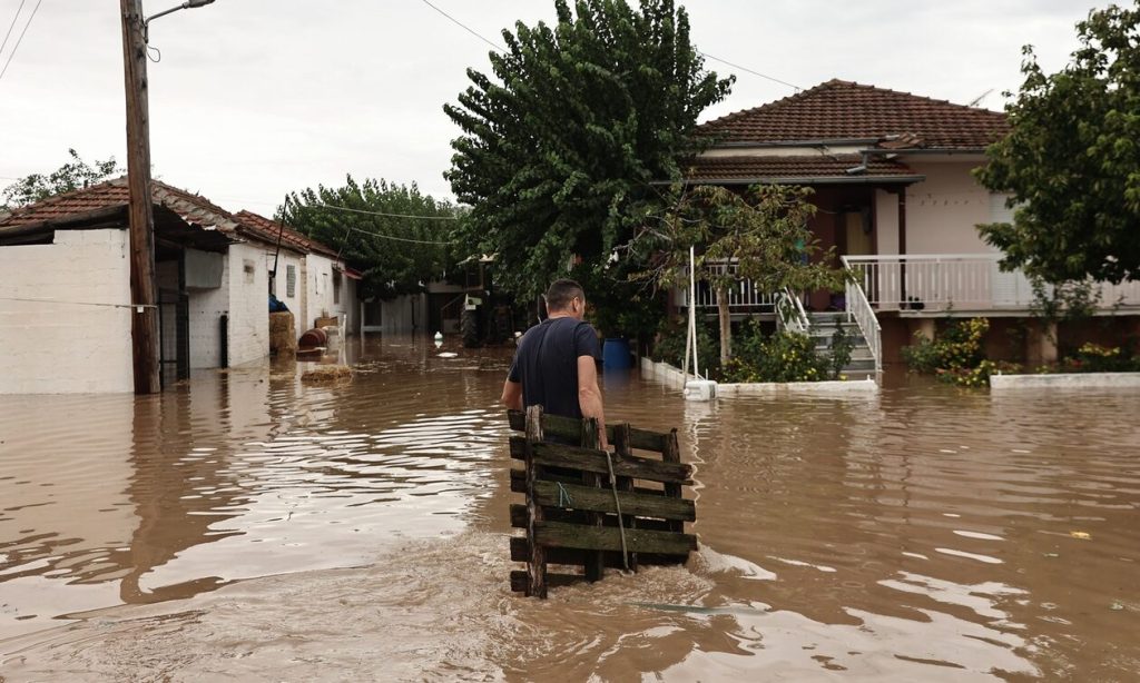 Δραματικές στιγμές στην Καρδίτσα: Οι κάτοικοι παραμένουν εγκλωβισμένοι στις στέγες των σπιτιών τους