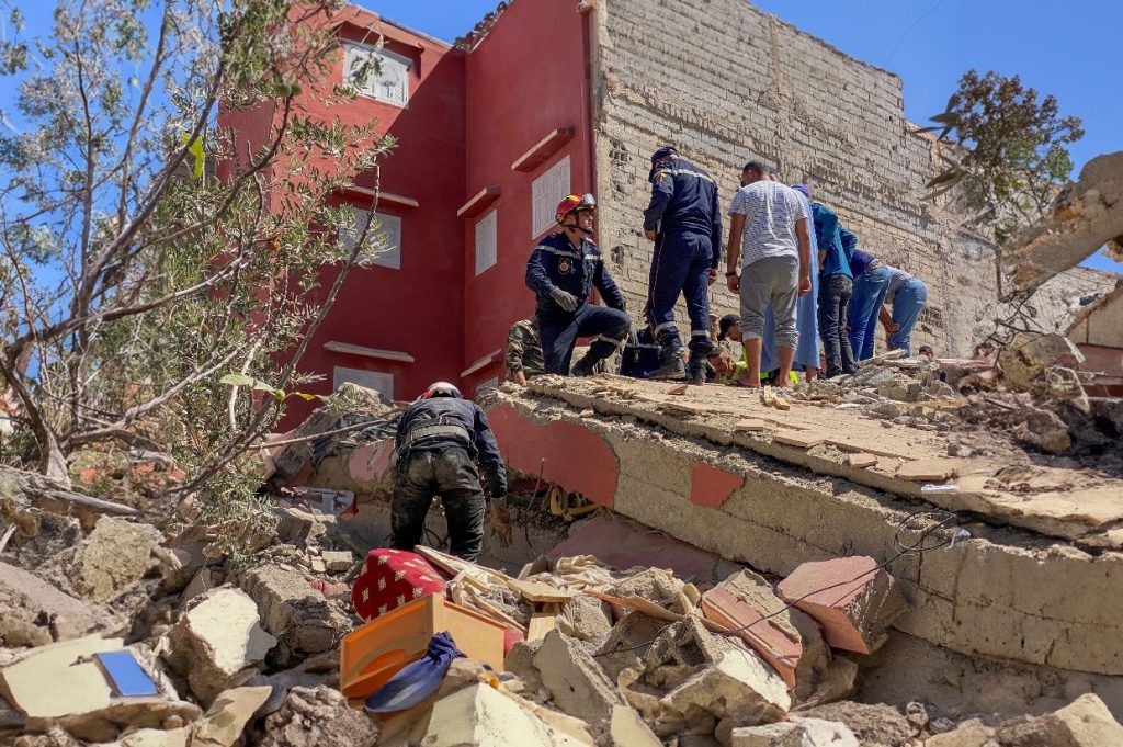 Σεισμός στο Μαρόκο: Σκάβουν μαζικούς τάφους για να θάψουν τους νεκρούς (βίντεο)