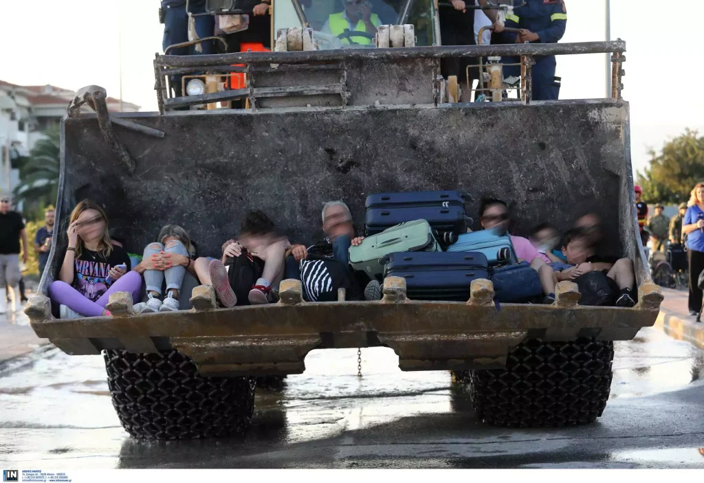 Κρατικός «μηχανισμός»: Με… μπουλντόζες μεταφέρουν τους πλημμυροπαθείς!