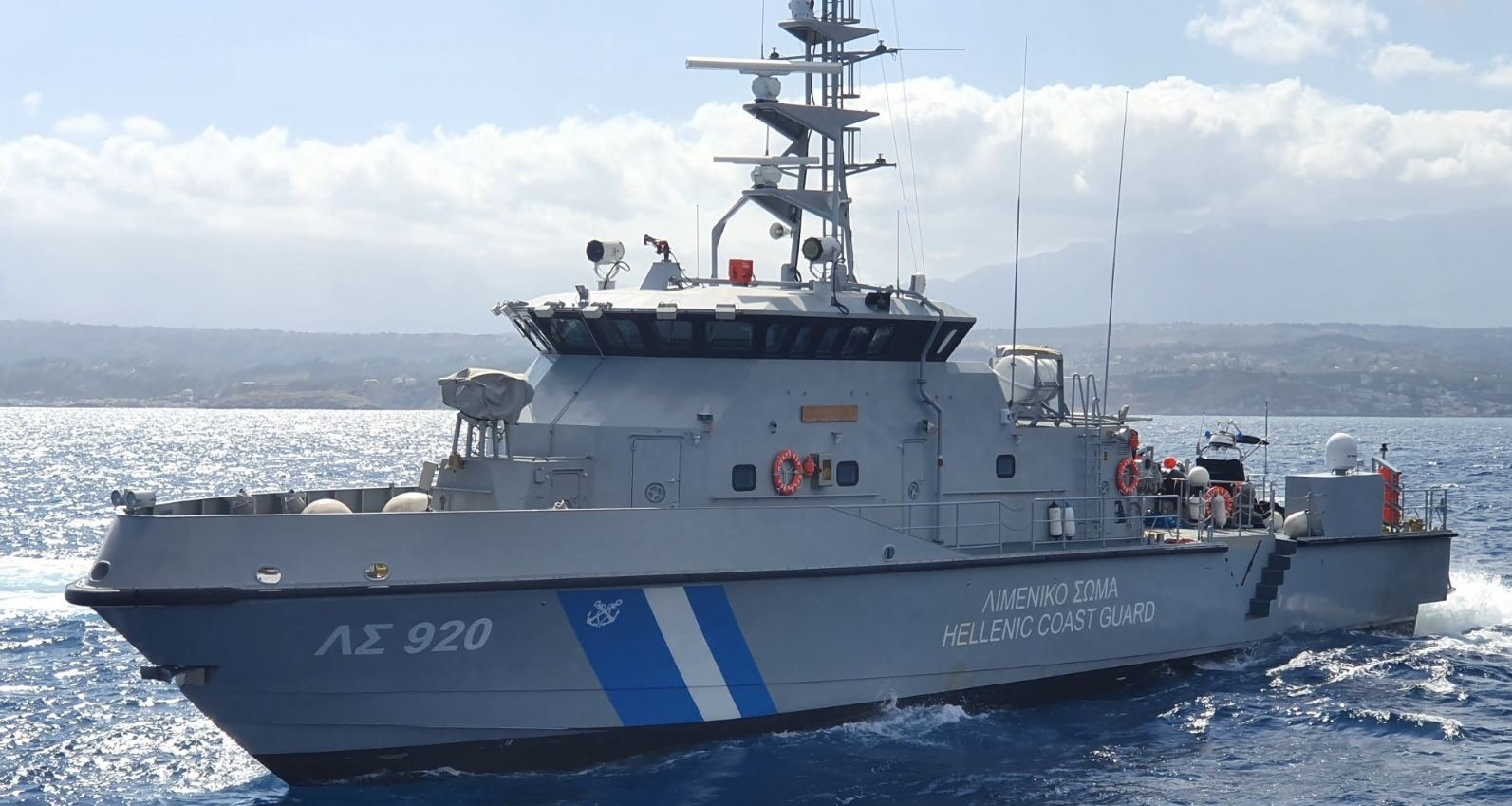 Ολοκαίνουργιο περιπολικό σκάφος του Λ.Σ. συνοδεύει μουσουλμάνους αλλοδαπούς στις ελληνικές ακτές
