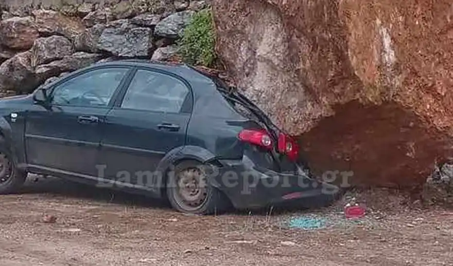 Λαμία: Βράχος αποκολλήθηκε από το βουνό και καταπλάκωσε αυτοκίνητο σε Μοναστήρι (φώτο)