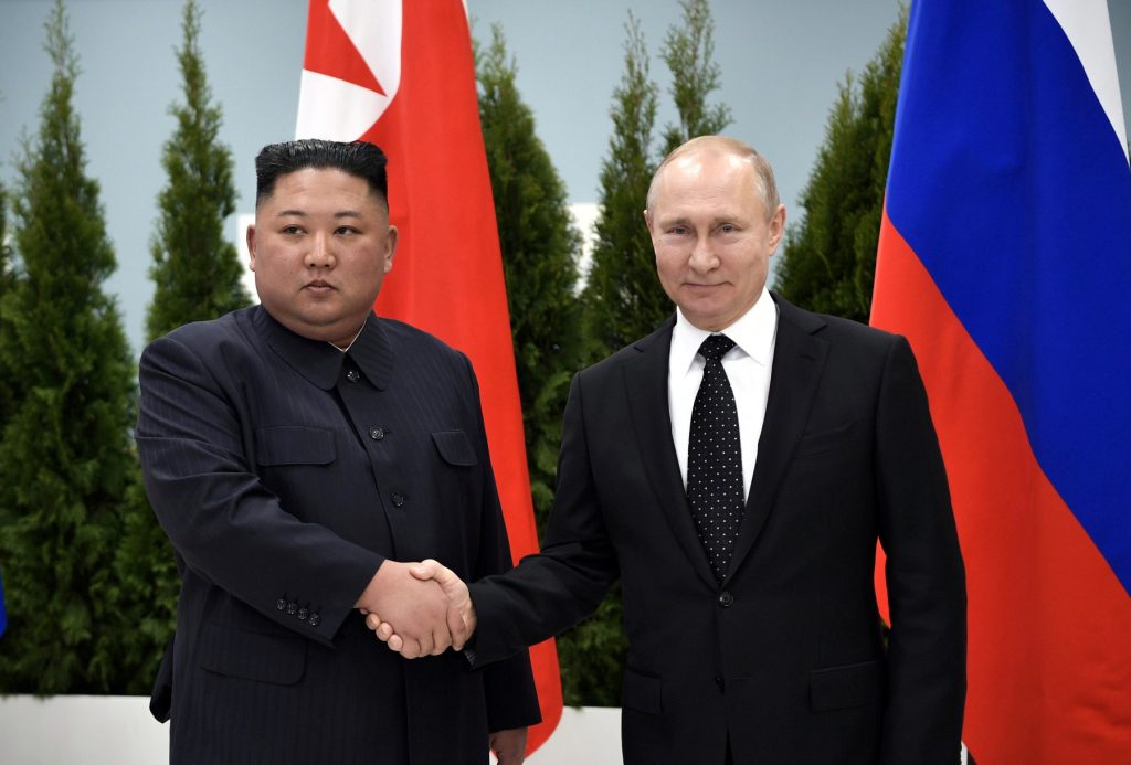 Οι ΗΠΑ απειλούν με κυρώσεις τη Β.Κορέα εάν παραδώσει όπλα στη Ρωσία – Πότε η συνάντηση Κιμ Γιονγκ Ουν με Β.Πούτιν