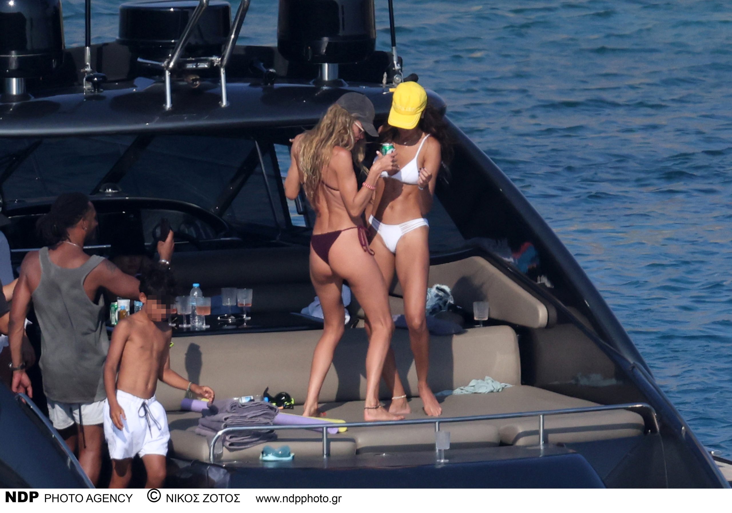 «Τρέλαναν» τη Μύκονο με τα «καυτά» μαγιό τους τα μοντέλα Κάντις Σουάνπολ, Τζοάν Σμολς και Ντάουτζεν Κρόες