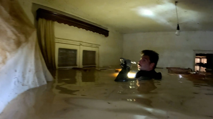 Θεσσαλία: Δείτε εικόνες από την επιχείρηση των ΟΥΚάδων του Λιμενικού σε πλημμυρισμένα σπίτια (φώτο)