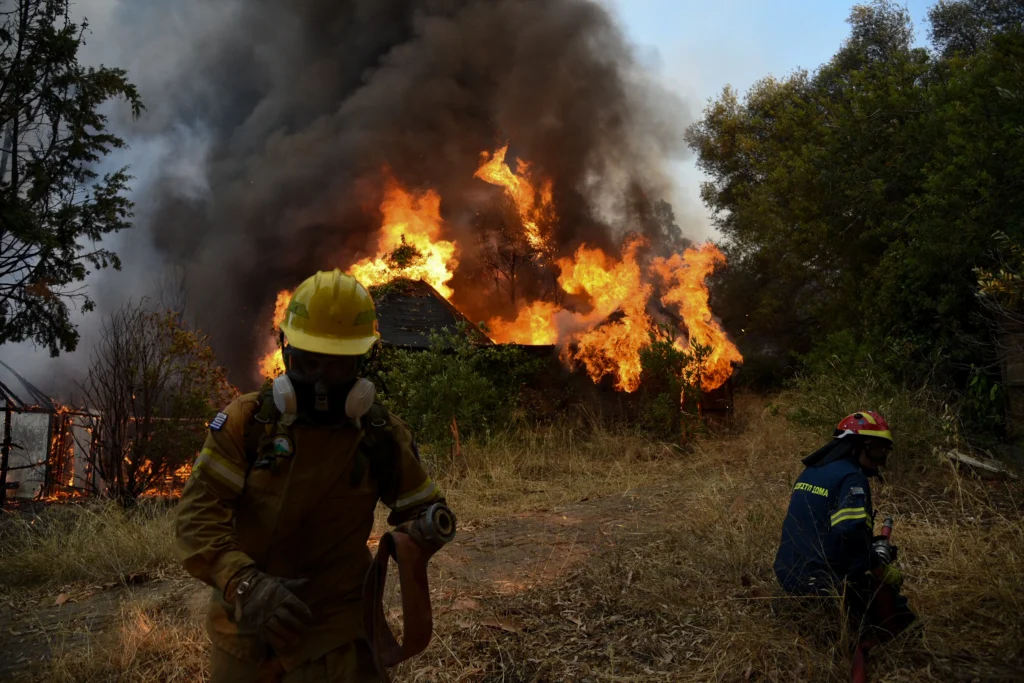 Ξέσπασε φωτιά στην Αχαΐα – Στο σημείο επιχειρούν 42 πυροσβέστες