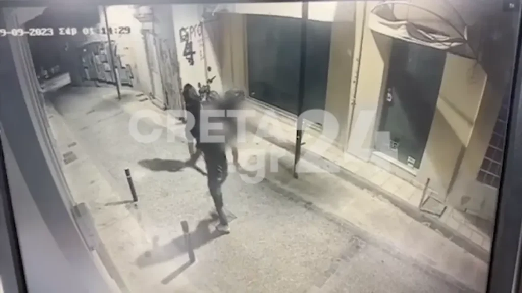 Τρόμος στο Ηράκλειο: H στιγμή που άνδρας προσπαθεί να βιάσει κοπέλα στη μέση του δρόμου (βίντεο)