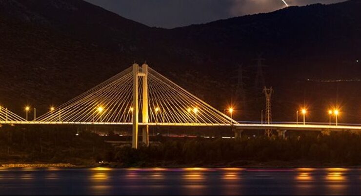 Εύβοια: Άνδρας απειλούσε να πέσει από την Γέφυρα της Χαλκίδας