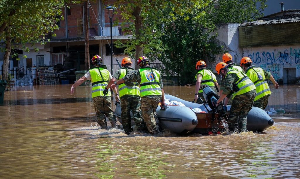 Συγκλονίζει κάτοικος της Θεσσαλίας: «Γιατί να φύγει έτσι η γιαγιά λες και τη σκοτώσαμε; – Δεν μας ειδοποίησαν»