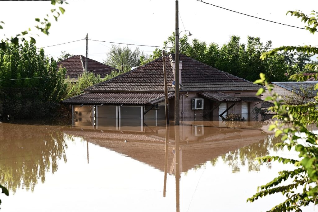 ΔΕΔΔΗΕ στους πλημμυροπαθείς: «Μην πλησιάζετε σπασμένες κολόνες ηλεκτροδότησης και καλώδια»