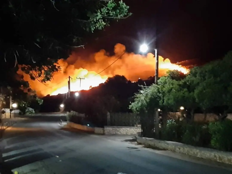 Πυρκαγιά ξέσπασε στη Σκάλα Κεφαλονιάς κοντά σε οικισμό
