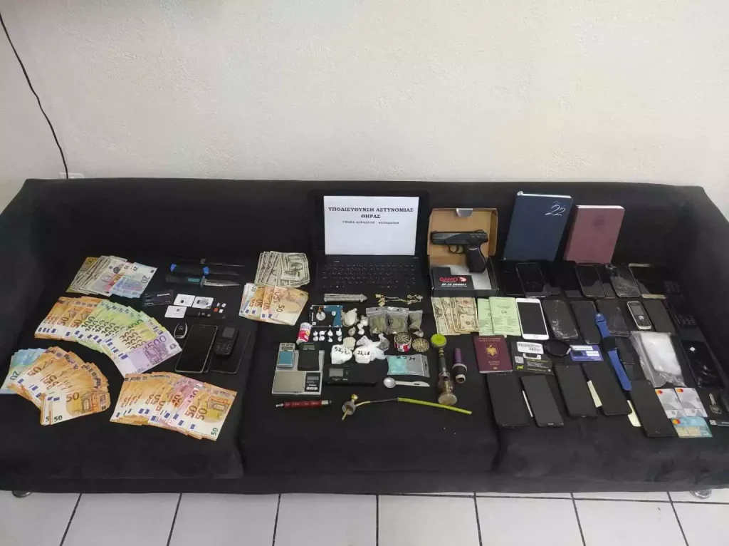 Σαντορίνη: Συνελήφθησαν 9 άτομα που διακινούσαν ναρκωτικά – Πλάσαραν και «κρακ» στους πελάτες