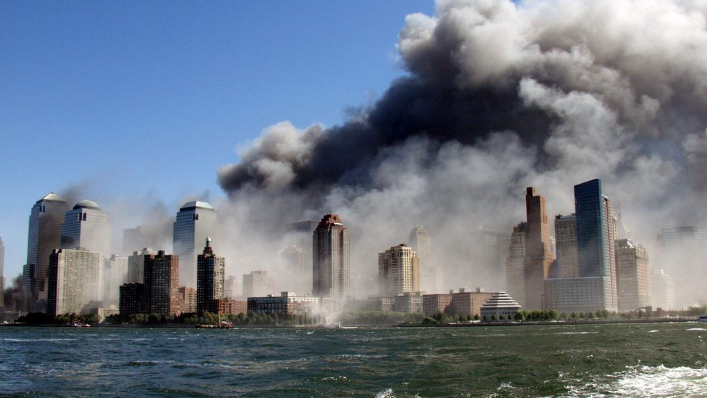 11η Σεπτεμβρίου 2001: Το «κτίριο 7» που κατέρρευσε ύστερα από φωτιά που προκάλεσαν τα συντρίμμια  των δίδυμων Πύργων