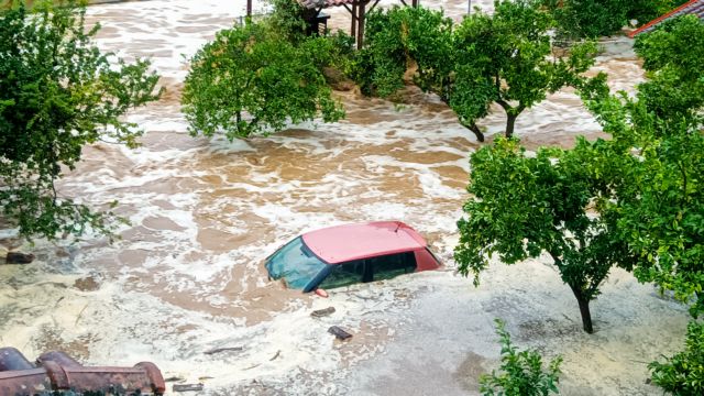 Δεν τους έφτανε η κακοκαιρία: Kαταγγελίες ότι κάνουν πλιάτσικο σε πλημμυρισμένα σπίτια στον Βόλο