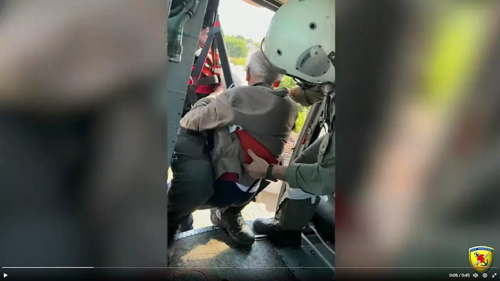 Καρδίτσα: Καρέ-καρέ η διάσωση ηλικιωμένου από ελικόπτερο του Πολεμικού Ναυτικού στη Μαραθέα (βίντεο)