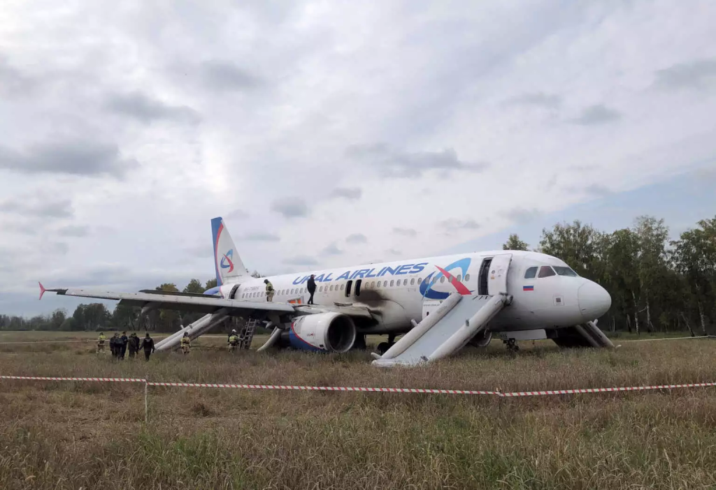 Ρωσία: Βλάβη στο υδραυλικό σύστημα παρουσίασε το Airbus που έκανε αναγκαστική προσγείωση σε χωράφι (φώτο)