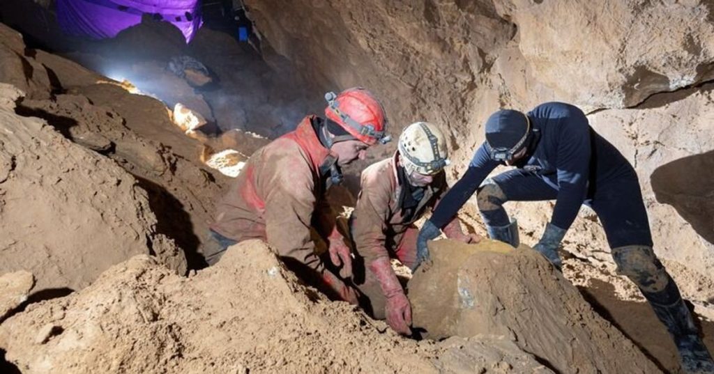 Τουρκία: Η στιγμή που ο Αμερικανός σπηλαιολόγος απεγκλωβίζεται από βάθος 1.000 μέτρων (βίντεο)