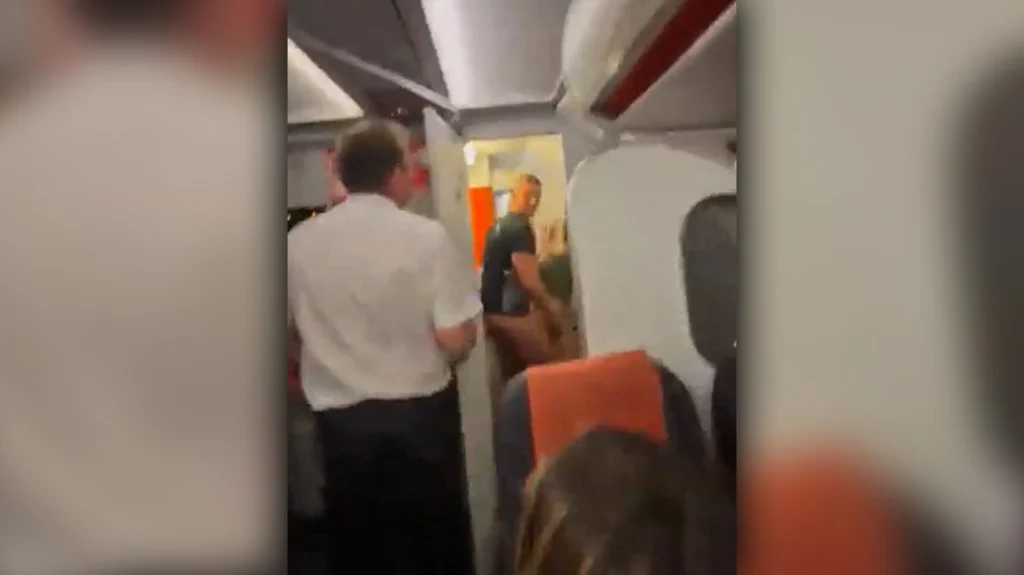 Απίστευτο περιστατικό στον αέρα: Ασυγκράτητο ζευγάρι «πιάστηκε» να κάνει σεξ σε τουαλέτα αεροπλάνου (βίντεο)