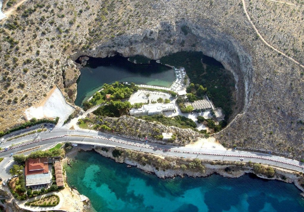 Λίμνη Βουλιαγμένης: Μια όαση μέσα στην Αττική – Το σπουδαίο σπήλαιο και οι δύτες που «χάθηκαν» στα νερά της (φώτο)