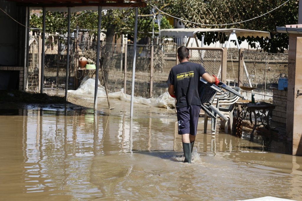 Δεν έχουν έλεος: Οι εισπρακτικές συνεχίζουν να τηλεφωνούν στους πλημμυροπαθείς στη Θεσσαλία