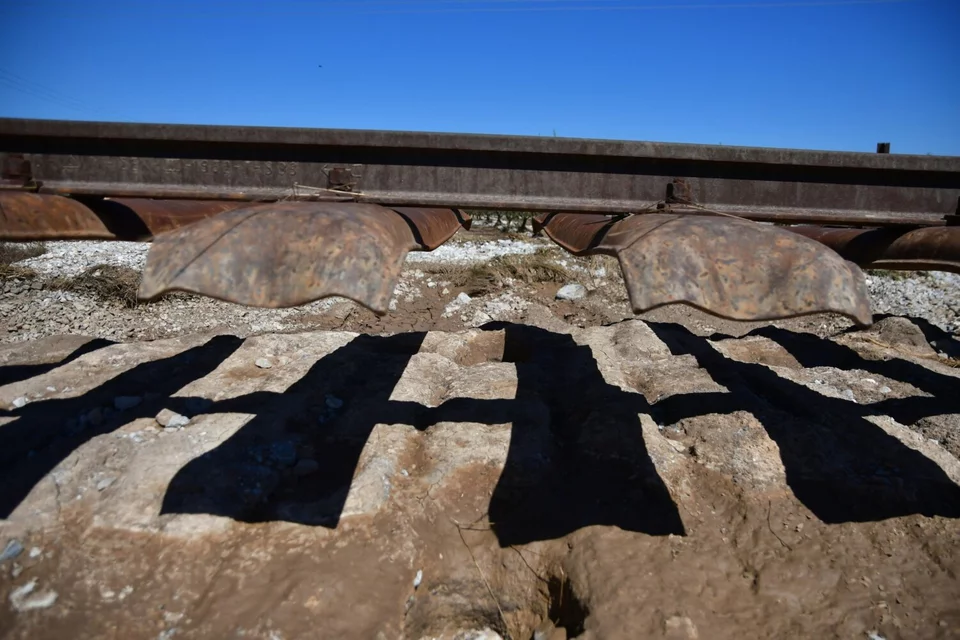 Βόλος: Μεγάλες καταστροφές και στο σιδηροδρομικό δίκτυο – Αλλοιώθηκαν οι γραμμές