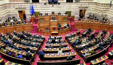 Η επιτροπή δεοντολογίας της Βουλής εισηγείται άρση ασυλίας για Δούρου, Κοτρωνιά, Καλαματιανό