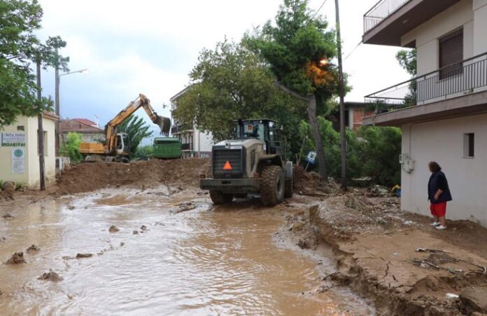 Δεν κλείνουν οι «πληγές» της κακοκαιρίας: «Ποτάμι» η εθνική οδός – Στις λάσπες τα χωριά του κάμπου