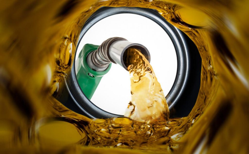 «Έσπασε» ξανά το «φράγμα» των 2 ευρώ η τιμή της αμόλυβδης βενζίνης
